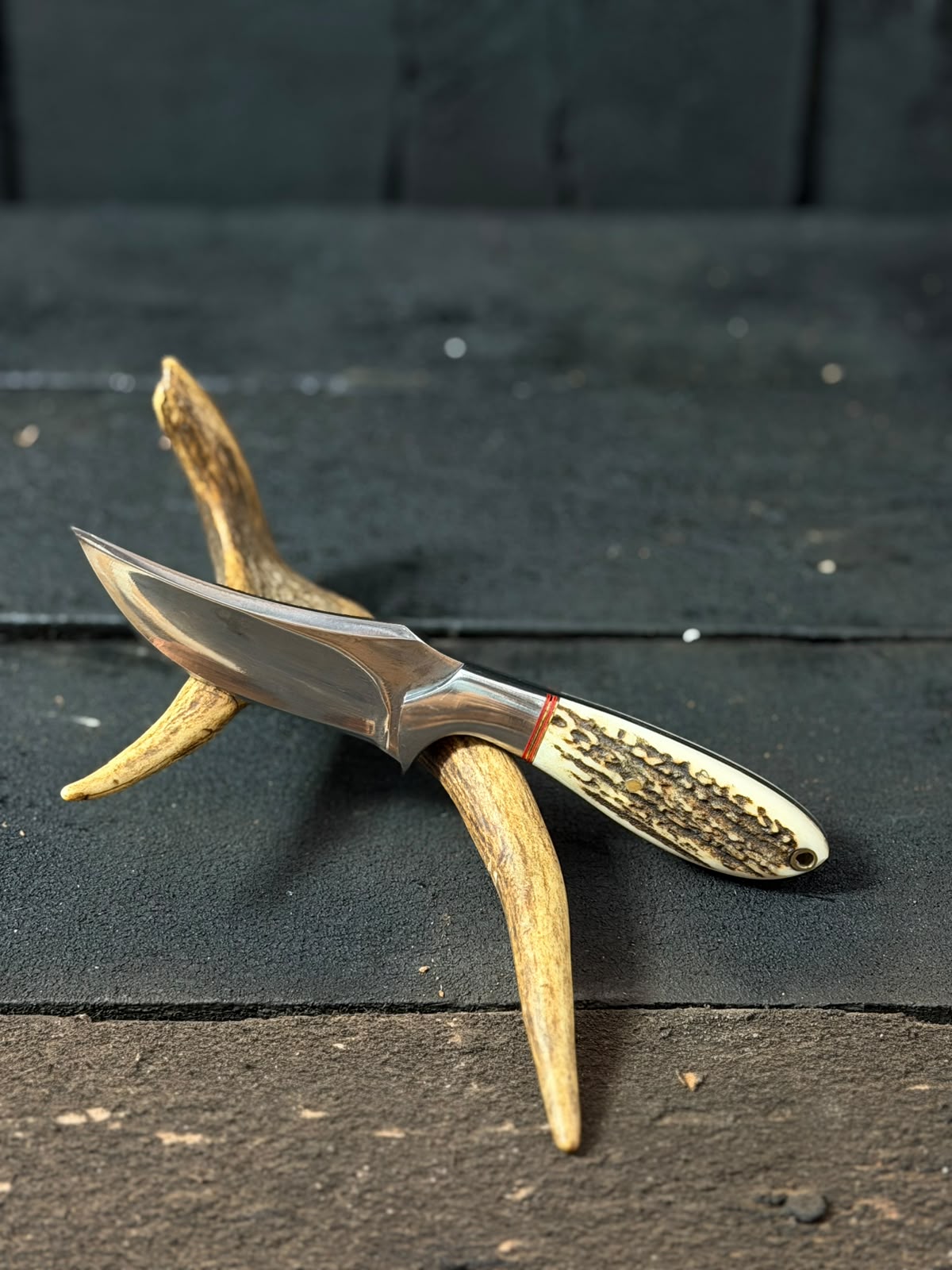 Handmade Antler Handle Hunting Knife – Fixed Blade Skinning Knife with High Carbon Steel Blade